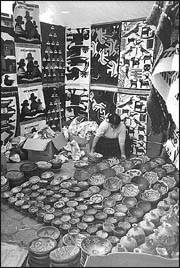 Otavalo 市集裡色彩繽紛的掛毯和陶器